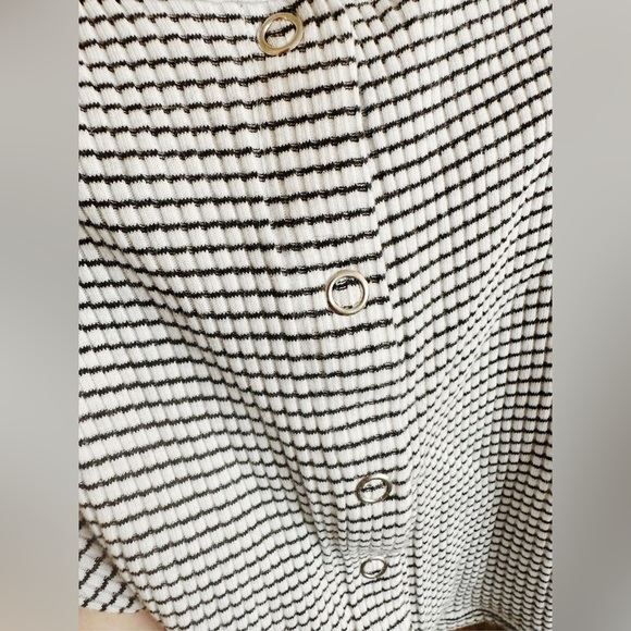 H&M Divided Crop Tank Top with Snap Fasteners - Picture 3 of 4